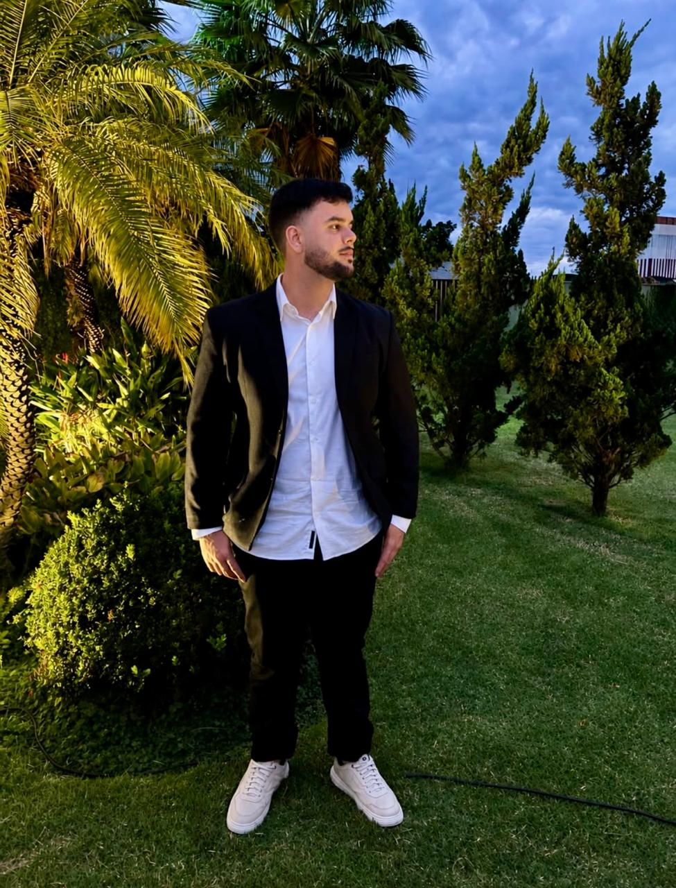Gabriel Guelles em ambiente profissional